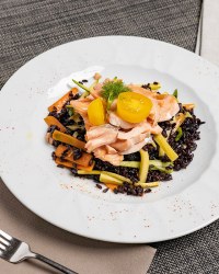 Riso venere con salmone e bieta saltati