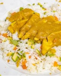 Riso pollo al curry e verdurine