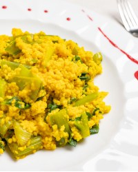 Quinoa saltata con cavolo cinese e curcuma