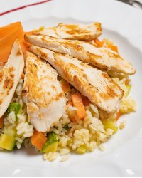 Riso integrale tagliata di pollo con verdurine