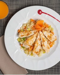 Riso integrale tagliata di pollo con verdurine