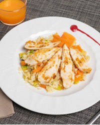 Riso integrale tagliata di pollo con verdurine