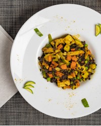 Spadellato al curry: venere, pollo, carote, piselli