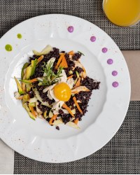 Riso venere pollo e verdurine