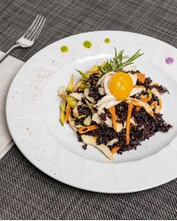 Riso venere pollo e verdurine