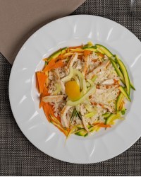 Riso affumicato pollo e verdurine