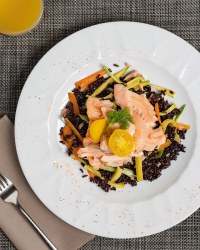 Riso venere con salmone e bieta saltati