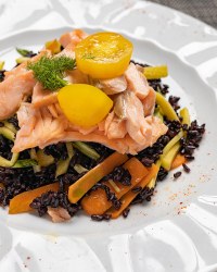 Riso venere con salmone e bieta saltati